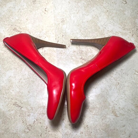Calvin Klein Red Patent WHINNIE Pumps Size 8 High Heels Elegant Celebration - Picture 5 of 10